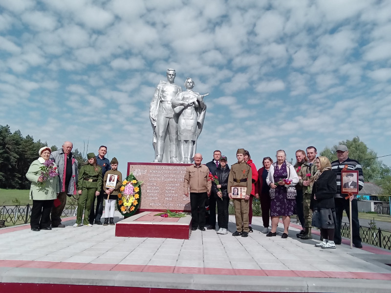 Торжественное возложение венков и цветов к памятникам воинской славы.